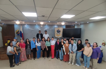 Autoridades, docentes y estudiantes participan de la conferencia de las personas con discapacidad. 
