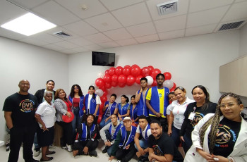Estudiantes junto al personal medico del Hospital Estudiantes junto al personal medico del Hospital