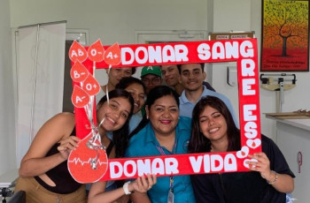 Estudiantes aportando a una causa solidaria que beneficia a toda la comunidad.