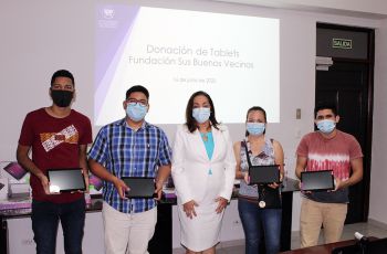 La Ing. Vivian Valenzuela, Vicerrectora de Vida Universitaria junto a estudiantes que recibieron sus tablets.