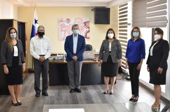 Autoridades y directivos de la UTP junto al Viceministro del MIVIOT.