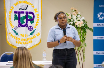 Lcda. Jennifer Spence explica los requisitos para participar.