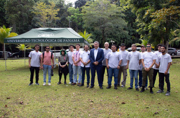 Foto grupal del Concurso de Drones.