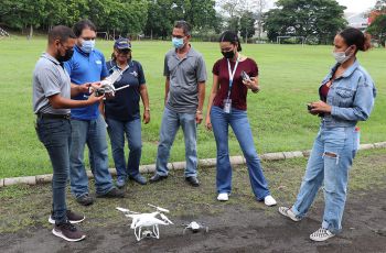 Durante el Taller Demostrativo los participantes ensayaron vuelos de drones.