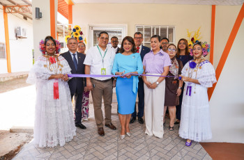 corte de cinta estuvo a cargo de la Dra. Ángela Laguna, rectora de la UTP