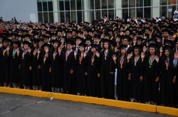 En esta segunda ceremonia de graduación participaron 488 graduandos de la Facultad de Ingeniería Industrial, Facultad de Ingeniería de Sistemas Computacionales, y la Facultad de Ciencias y Tecnología.