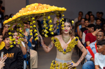 Jóvenes de la UTP confeccionan vestidos con material reciclado e inspirado en obras literarias 