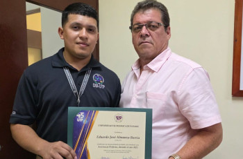 Eduardo Almanza recibe reconocimiento por Asistencia Perfecta 2025.