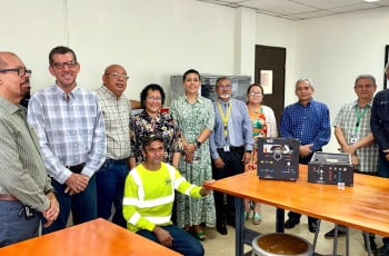 Autoridades y docentes participan de la entrega de nuevos equipos para los laboratorios de Eléctrica.  