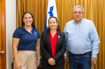 El Ingeniero Adriano Martínez junto a la Honorable Señora Angélica Sánchez y la Lic. Griselda Batista.