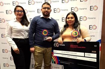 Ing. Adiz Acosta junto a los estudiantes Ivis García y Emmanuel Herrera. Ing. Adiz Acosta junto a los estudiantes Ivis García y Emmanuel Herrera.