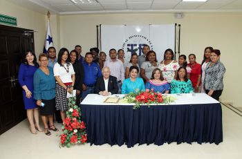 Estudiantes del Centro de Tele Educación Dr. Víctor Levi Sasso y autoridades de la UTP.