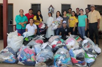 Estudiantes y Docentes del Centro Regional de Veraguas hacen entrega de ayuda social.