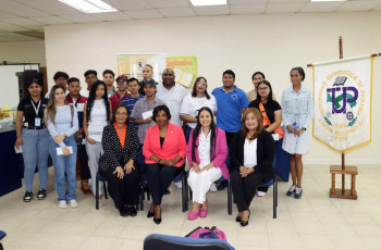 Autoridades del Centro Regional de Colón junto a los Estudiantes.