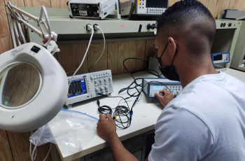 Estudiante Jonathan Toribio, realiza labores de prueba de funcionamiento de los equipos de instrumentación.