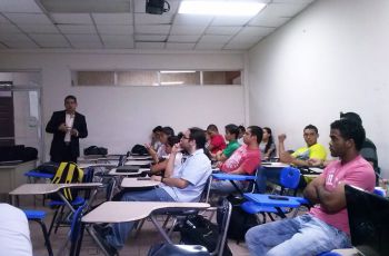 Egresados de la UTP Chiriquí dictan conferencias a estudiantes.