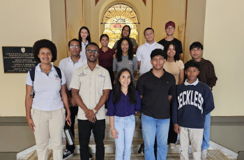 Estudiantes de II año de Comunicación Ejecutiva Bilingüe junto a profesora Maybi Valderrama 