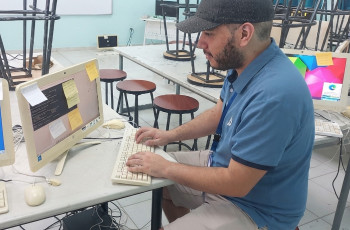 Estudiante de la FISC, realizando labor social 