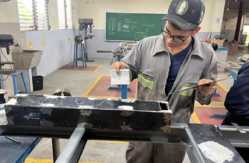 Estudiantes desarrollando proyecto. 