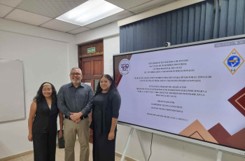 Estudiantes Katherine Alveo y Amanda Montero junto profesor asesor