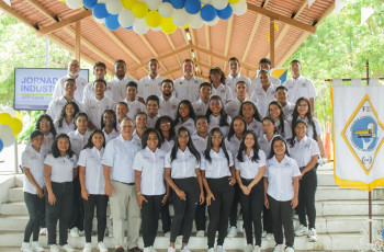 Estudiantes organizadores junto a Profesores Asesores