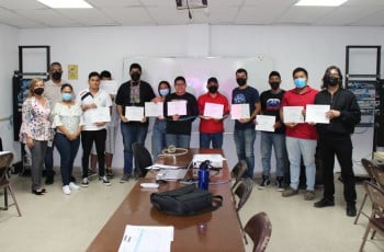 Estudiantes participantes del seminario-taller Fundamento en Sistemas Operativos Linux