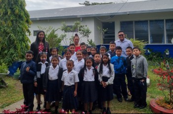 Estudiantes y maestros del C.E.B.G. Bilingüe El Valle junto con estudiantes del Centro Regional de Coclé