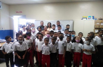 Estudiantes y maestros del Escuela Multigrado El Platanal de Antón junto con estudiantes del Centro Regional de Coclé