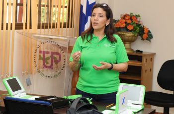 Lic. Irmi Franco de la Asociación Pro Niñez Panameña, plantea los proyectos que aspiran desarrollar conjuntamente con UTP Veraguas. 