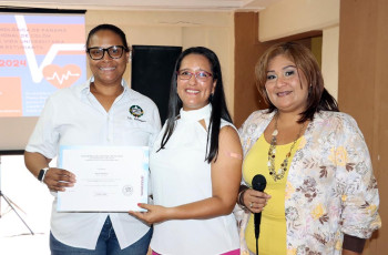 Entrega de certificado de agradecimiento