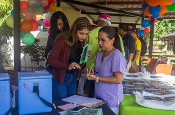 La feria se realizó en los pasillos del Centro Regional. La feria se realizó en los pasillos del Centro Regional.