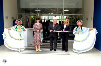 Inauguró esta feria el rector de la UTP, Dr. Omar Aizpurúa, S. E. Yill Otero, del Ministerio de Relaciones Exteriores y S. E. Izabela Matúsz, embajadora de la Unión Europea en Panamá.