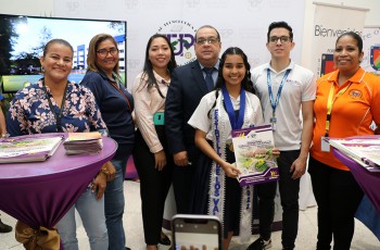 Personal del SIU y de la FIM, junto a la Estudiante Estrella 2022, Hilary Tenorio.