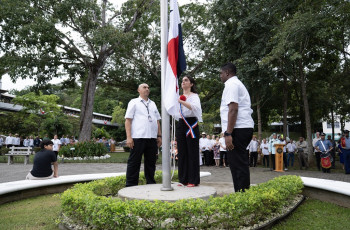 Izada de la bandera. Izada de la bandera.