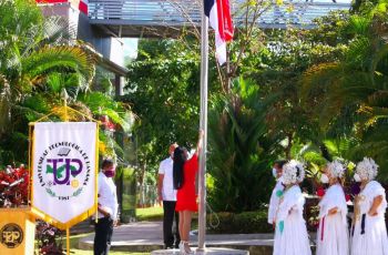 La estudiante Luz Hoz, miembro del Capítulo de Honor de la UTP, izó la Bandera.