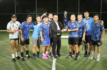Entrega de trofeo al campeón.