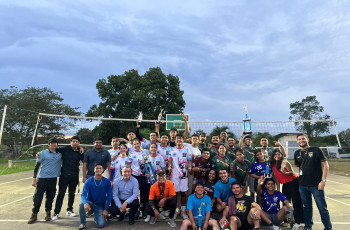 El torneo reunió a diversos equipos representativos de las facultades, destacándose la competitividad, el compañerismo y el espíritu universitario durante toda la jornada deportiva.