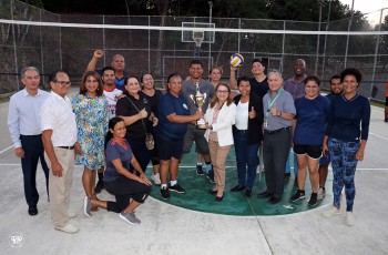 El equipo de Deportes recibiendo el trofeo de campeón.