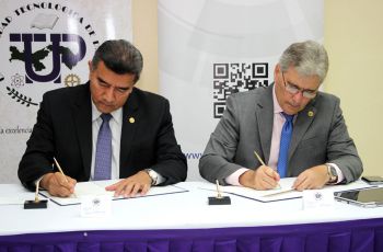 Firma el Rector de la UTP, Dr. Oscar Ramírez y el Ing. Irvin Halman, Director de la AIG del Convenio.