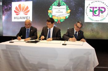 Firmaron el convenio el Vicerrector de la Universidad de Panamá, el Gerente General de Huawei y el Rector de la UTP.