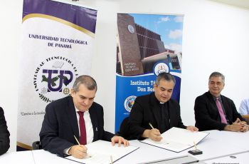 Firmaron el convenio el Decano de la Facultad de Ingeniería Mecánica, Dr. Julio Rodríguez y el Padre Alex Figueroa, Director del Instituto.