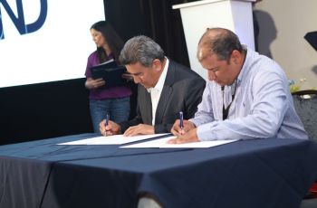 El Alcalde José Herrera y el Rector, Dr. Oscar Ramírez, firman el convenio.