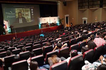 Estudiantes participan del Segundo Foro de la Tierra.