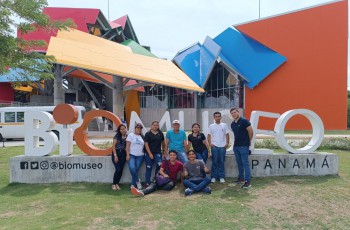 Estudiantes de las carreras de Licenciatura en Informática Aplicada a la Educación, Ciberseguridad e Ingeniería Ambiental del Centro Regional de Veraguas, realizaron una gira académica al Parque Municipal SUMMIT y al Biomuseo, el 7 de octubre.