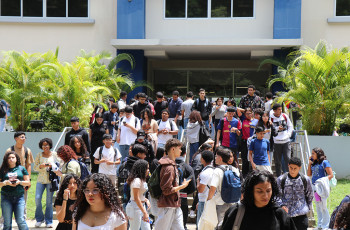 Estudiantes en el Edificio de Estudios Generales.