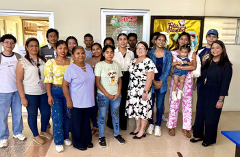 Estudiantes en la entrega de Bonos Navideños Estudiantes en la entrega de Bonos Navideños