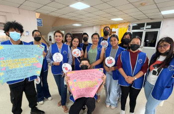 Estudiantes conmemoran el Día de las Buenas Acciones.