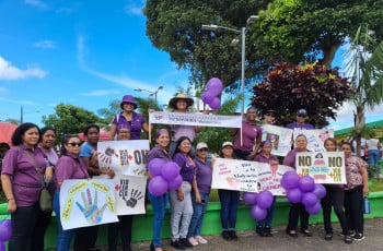 Colaboradoras del Centro Regional de Panamá Oeste participan de la Caminata de la eliminación de la Violencia Contra la Mujer. 