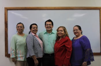 Ricardo Bethancourt, estudiante que realizó la sustentación con las profesora asesora y jurados. 