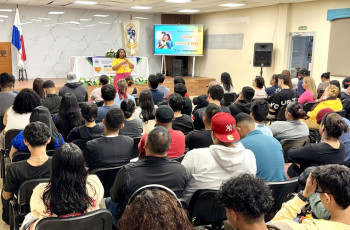 Estudiantes participan de la conferencia del Suicidio 